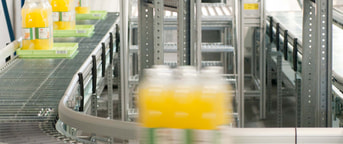 Orangensaft auf dem Fliessband Succo d’arancia su nastro trasportatore